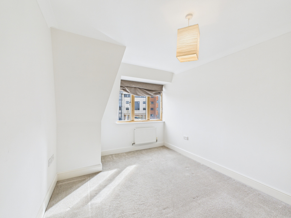 3 bed town house for sale in Kings Gate, Horsham - Property Image 6