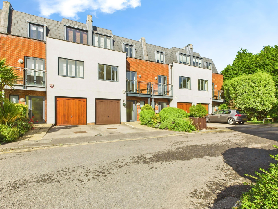 3 bed town house for sale in Kings Gate, Horsham - Property Image 11