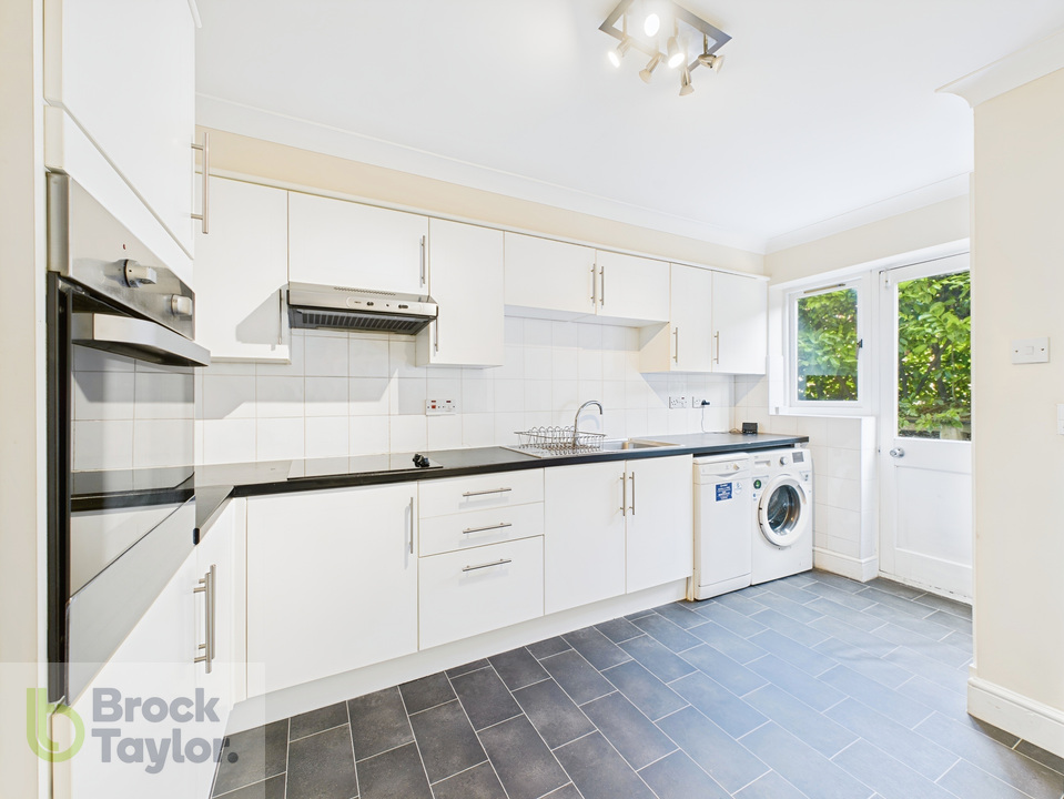 2 bed apartment for sale in Great Heathmead, Haywards Heath  - Property Image 8