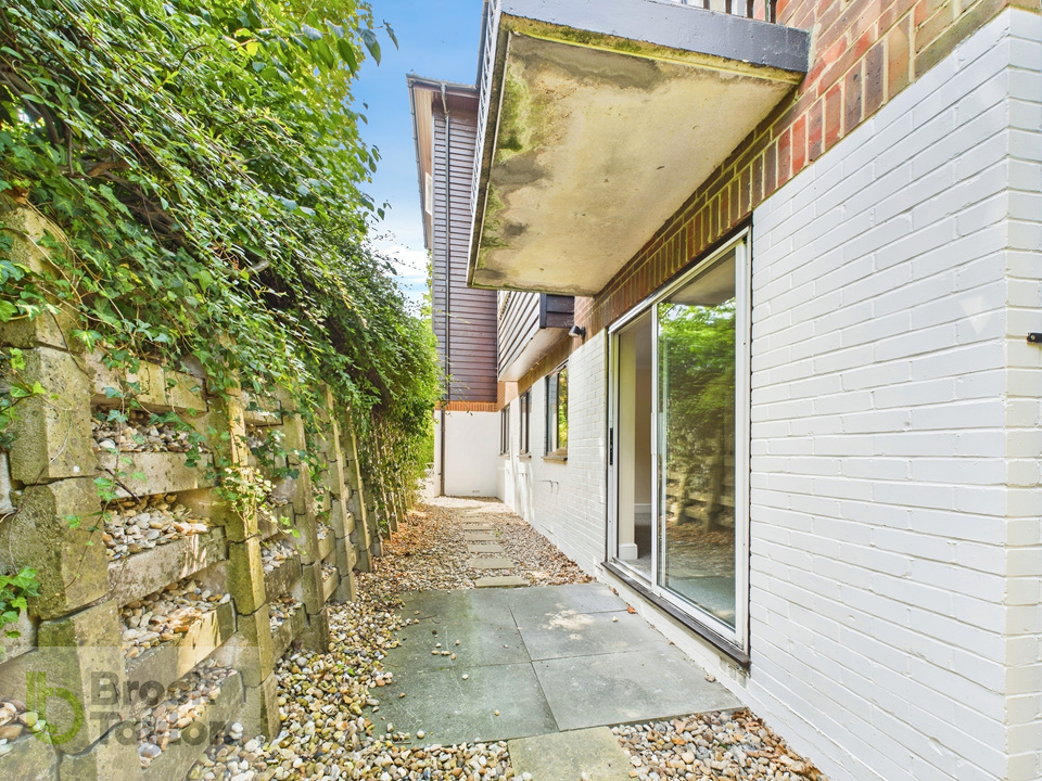 2 bed apartment for sale in Great Heathmead, Haywards Heath  - Property Image 4