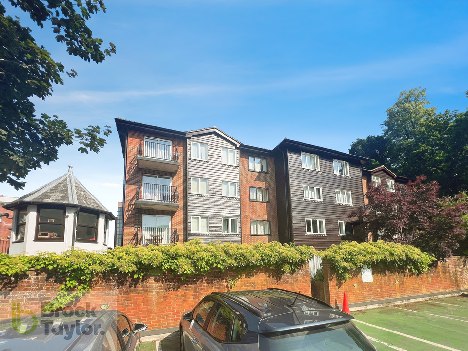2 bed apartment for sale in Great Heathmead, Haywards Heath - Property Image 1