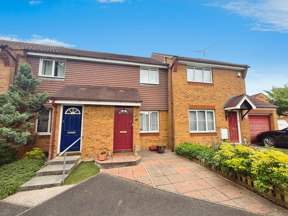 2 bed terraced house for sale in Ropeland Way, Horsham