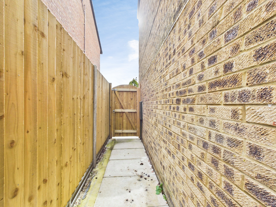 3 bed semi-detached house for sale in Singleton Road, Broadbridge Heath, Horsham, West Sussex - Property Image 13