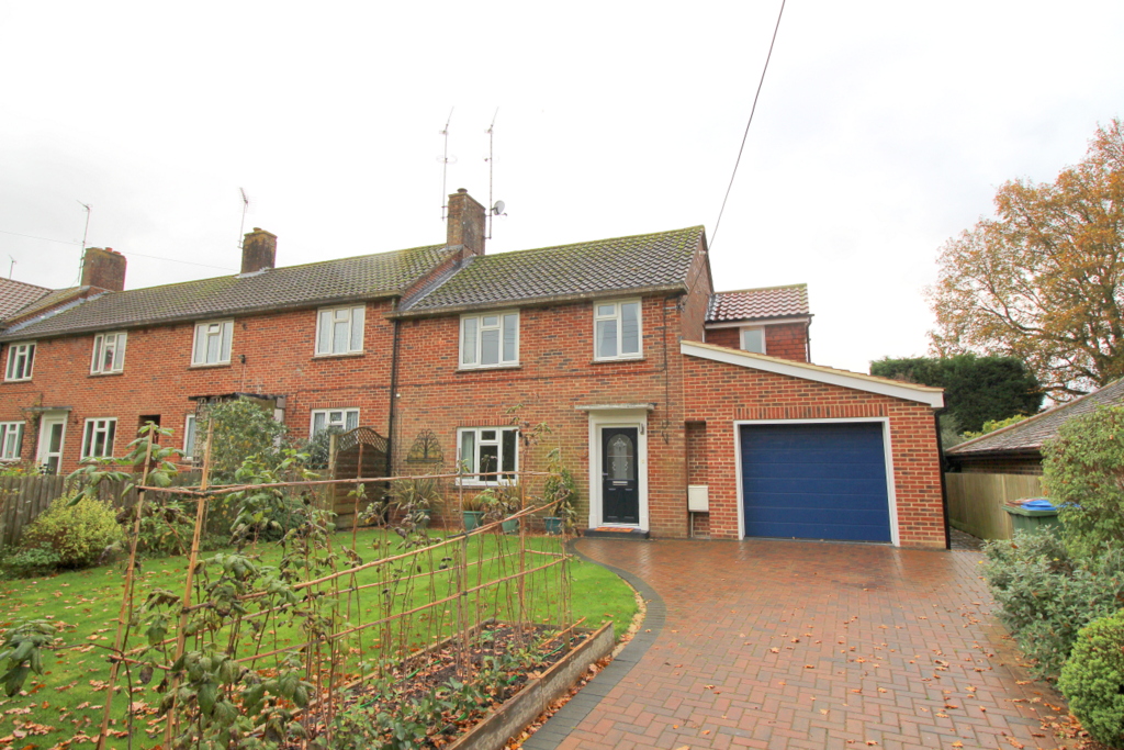 3 bed end of terrace house for sale in Tilletts Lane, Warnham, Horsham