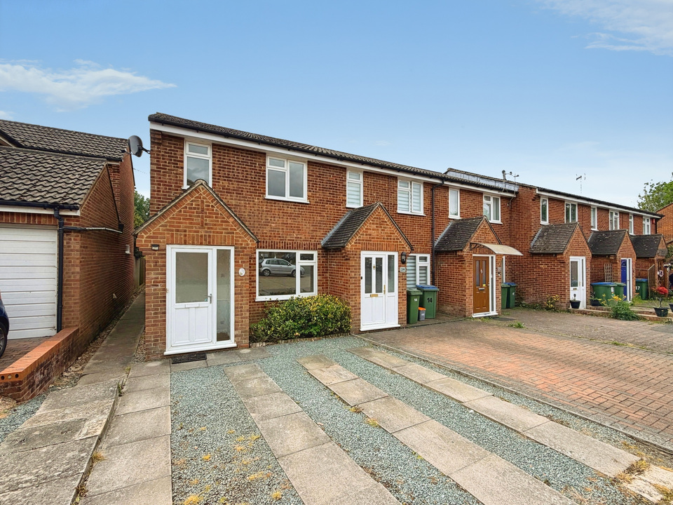 3 bed end of terrace house for sale in Brockhurst Close, Horsham, West Sussex - Property Image 1