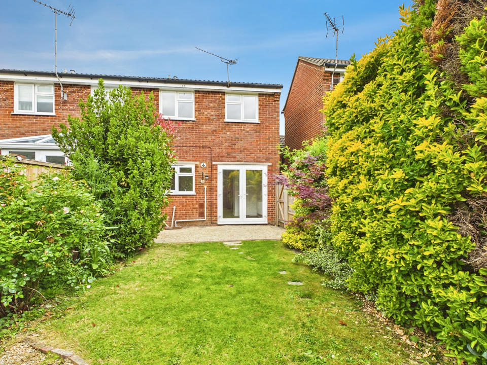 3 bed end of terrace house for sale in Brockhurst Close, Horsham, West Sussex  - Property Image 7