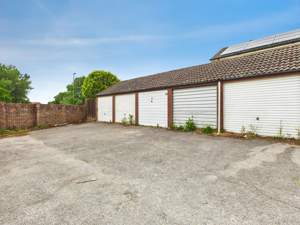 3 bed end of terrace house for sale in Brockhurst Close, Horsham, West Sussex  - Property Image 8