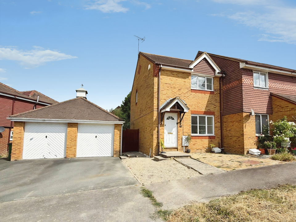 3 bed end of terrace house for sale in Ropeland Way, Horsham, West Sussex