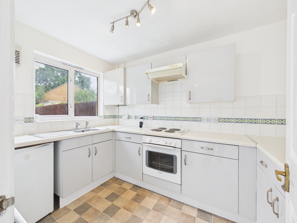 3 bed end of terrace house for sale in Ropeland Way, Horsham, West Sussex  - Property Image 8