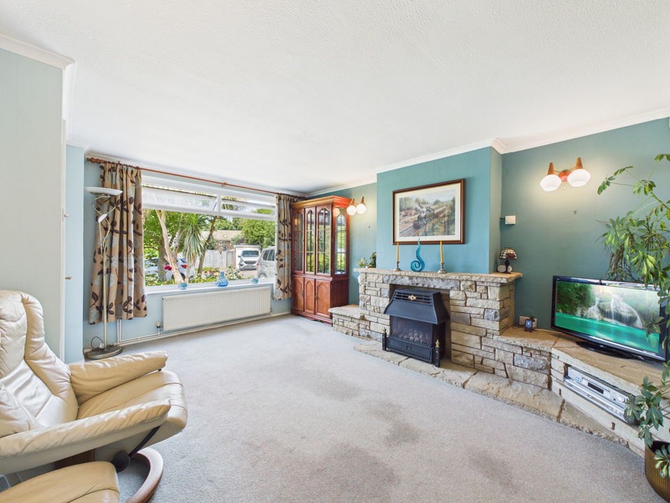 3 bed terraced house for sale in Laughton Road, Horsham, West Sussex  - Property Image 2