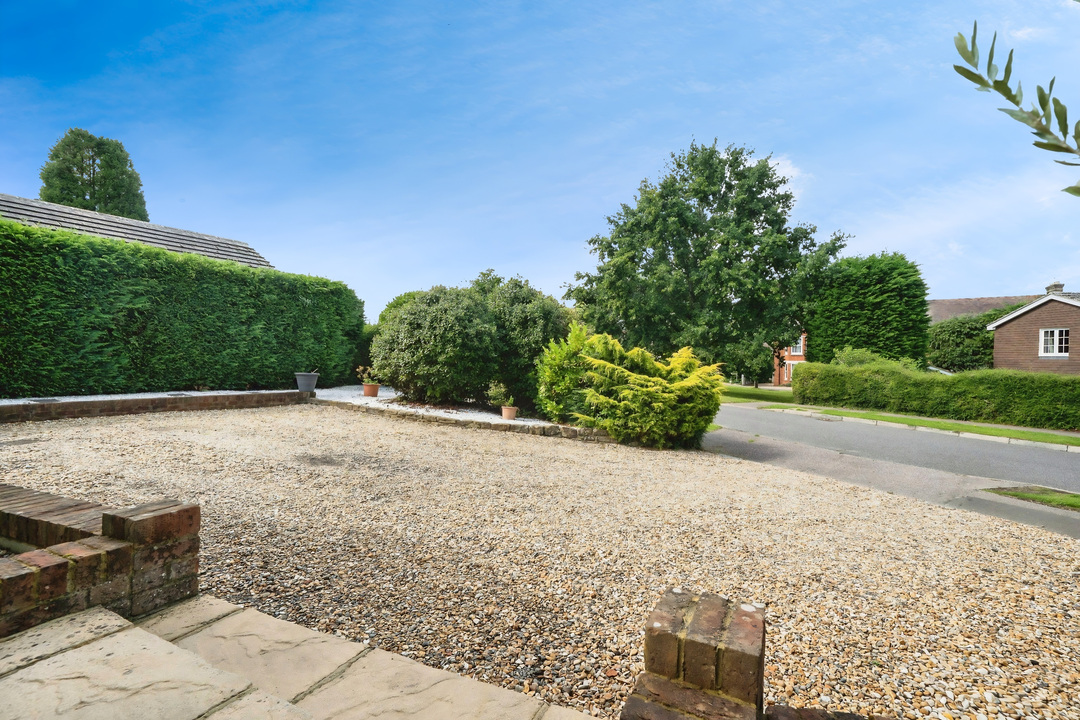 4 bed detached bungalow for sale in Lime Kiln Road, Mannings Heath  - Property Image 11
