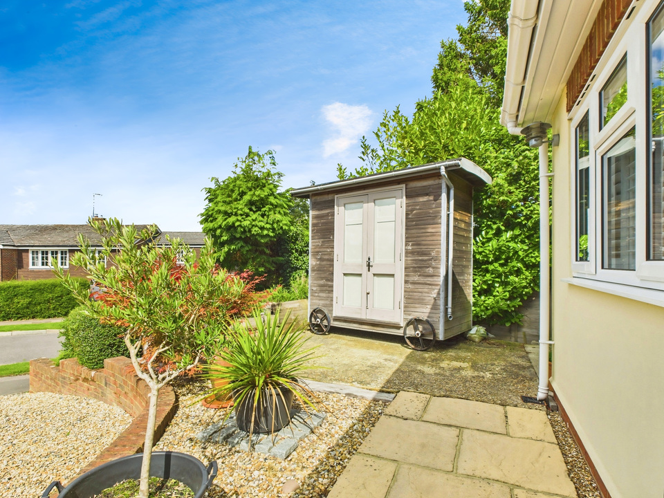 4 bed detached bungalow for sale in Lime Kiln Road, Mannings Heath  - Property Image 17