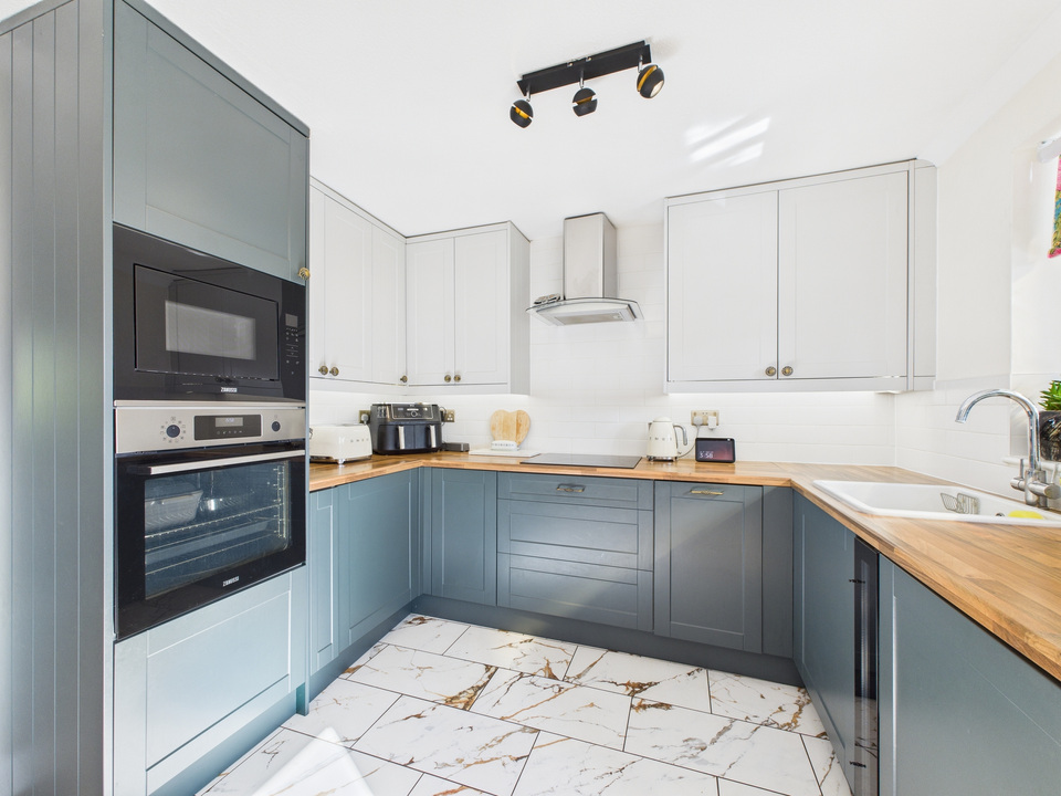 3 bed terraced house for sale in Beech Road, Horsham  - Property Image 3