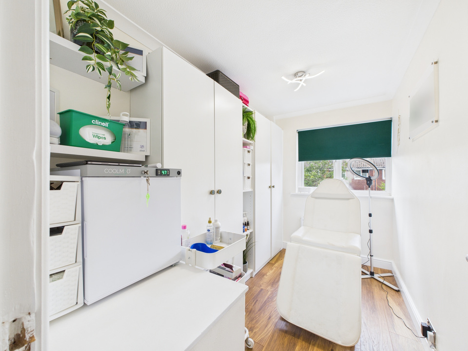 3 bed terraced house for sale in Beech Road, Horsham  - Property Image 6