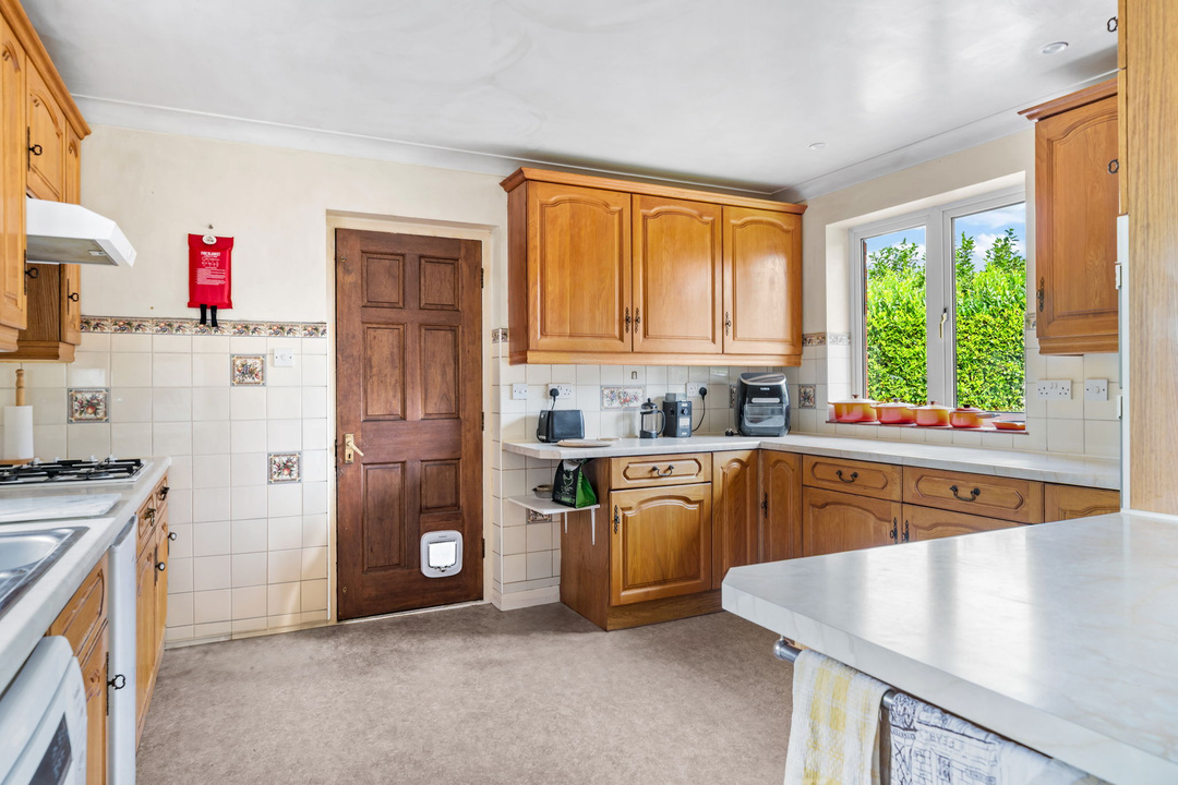 6 bed detached house for sale in Hillside, Horsham  - Property Image 15