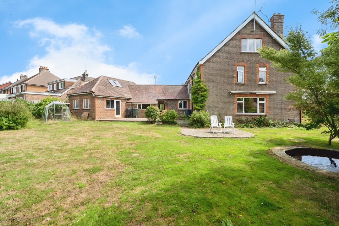 6 bed detached house for sale in Hillside, Horsham  - Property Image 26