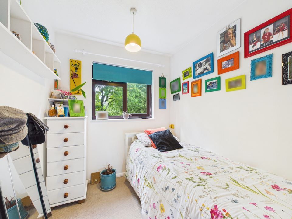 3 bed end of terrace house for sale in Shandys Close, Horsham  - Property Image 8