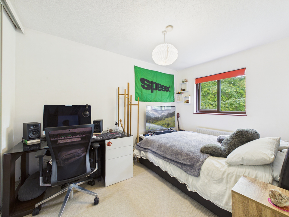 3 bed end of terrace house for sale in Shandys Close, Horsham  - Property Image 7