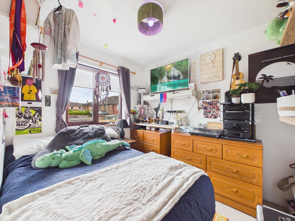 3 bed end of terrace house for sale in Shandys Close, Horsham  - Property Image 6