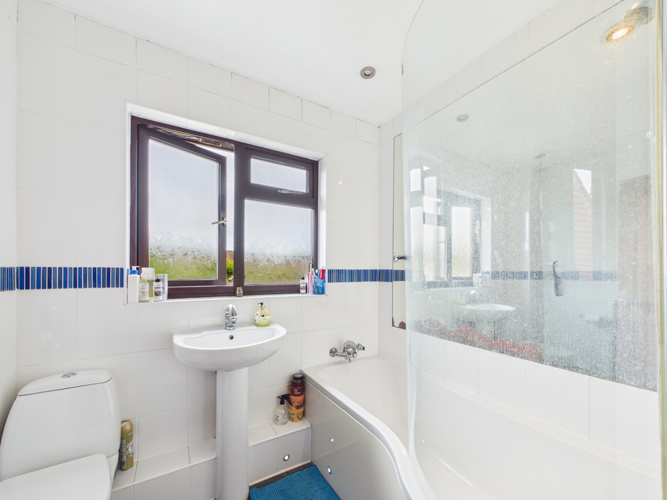 3 bed end of terrace house for sale in Shandys Close, Horsham  - Property Image 9