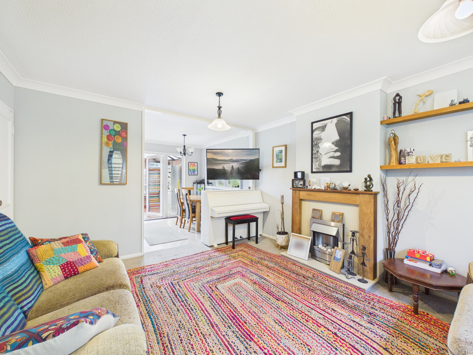 3 bed end of terrace house for sale in Shandys Close, Horsham  - Property Image 11