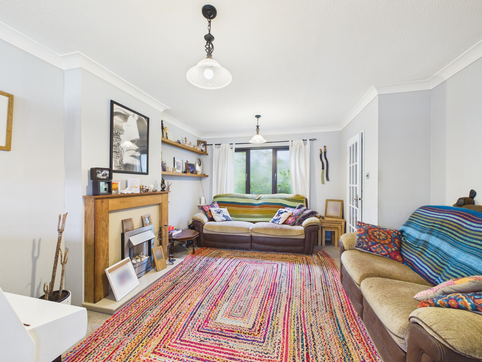 3 bed end of terrace house for sale in Shandys Close, Horsham  - Property Image 2