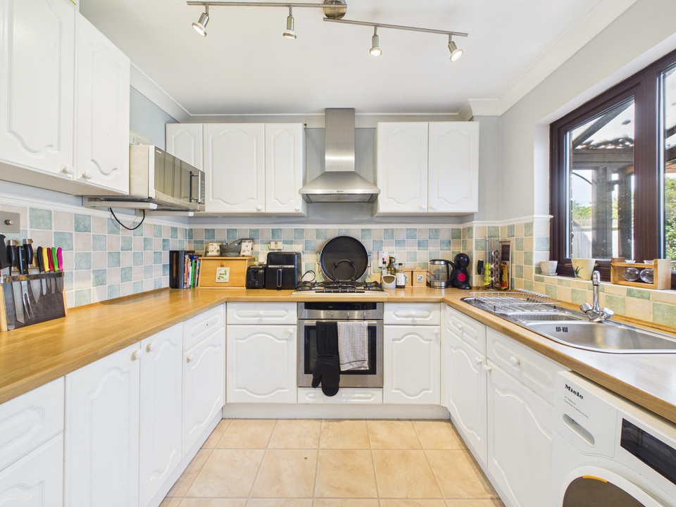 3 bed end of terrace house for sale in Shandys Close, Horsham  - Property Image 3
