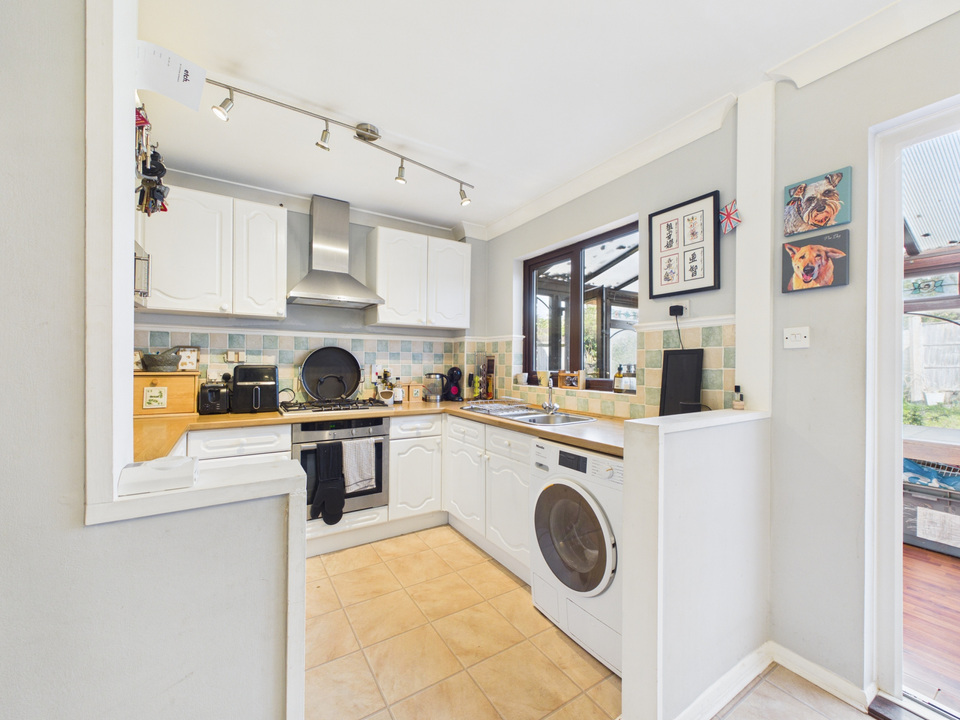 3 bed end of terrace house for sale in Shandys Close, Horsham  - Property Image 12