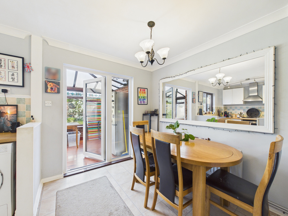 3 bed end of terrace house for sale in Shandys Close, Horsham  - Property Image 4