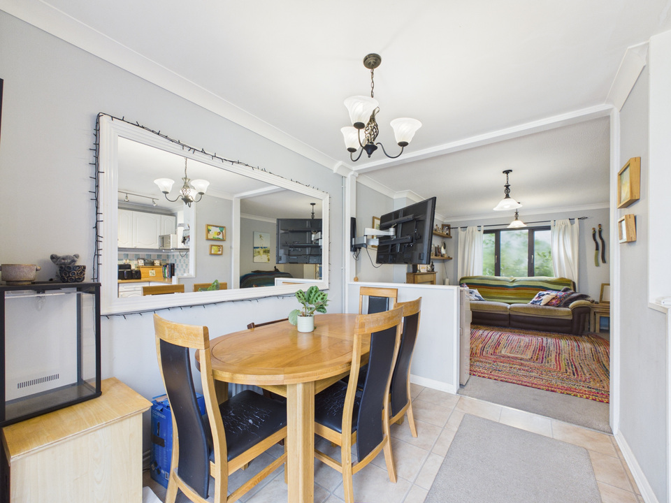 3 bed end of terrace house for sale in Shandys Close, Horsham  - Property Image 13
