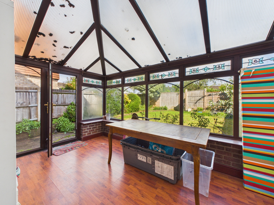 3 bed end of terrace house for sale in Shandys Close, Horsham  - Property Image 5