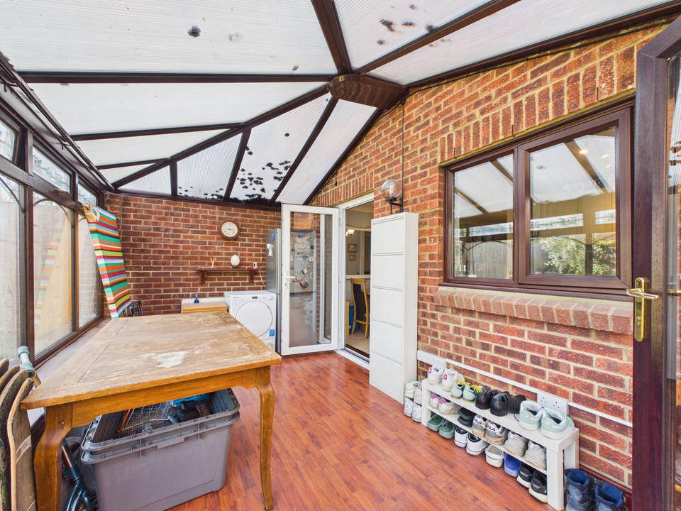 3 bed end of terrace house for sale in Shandys Close, Horsham  - Property Image 14
