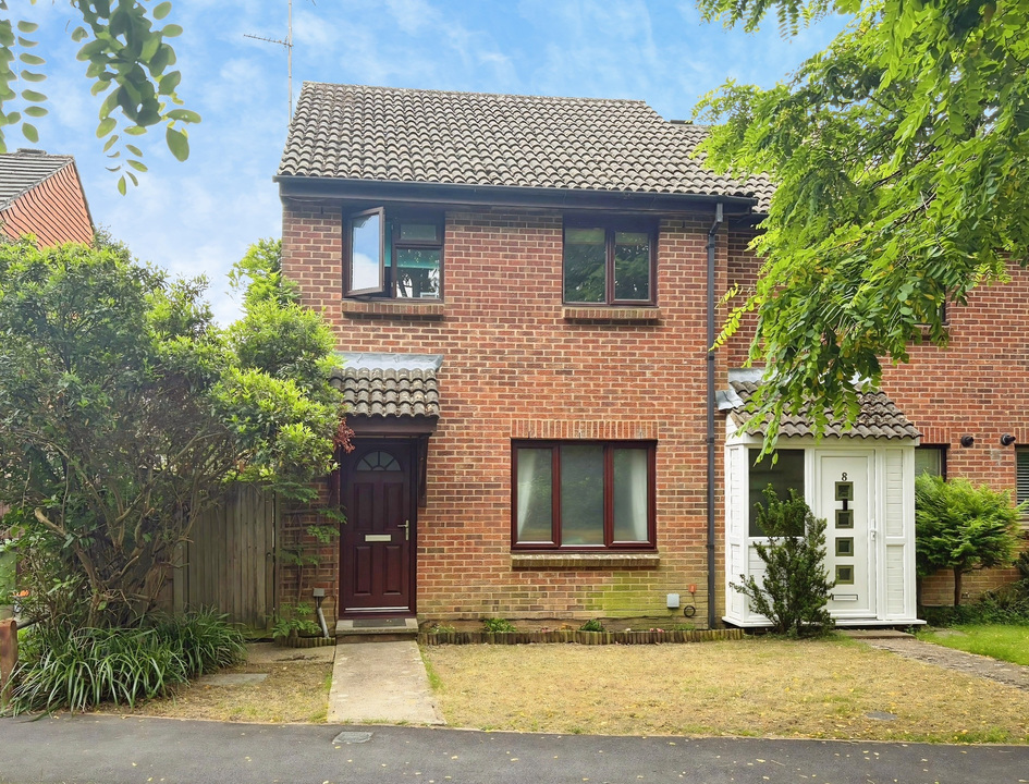 3 bed end of terrace house for sale in Shandys Close, Horsham - Property Image 1