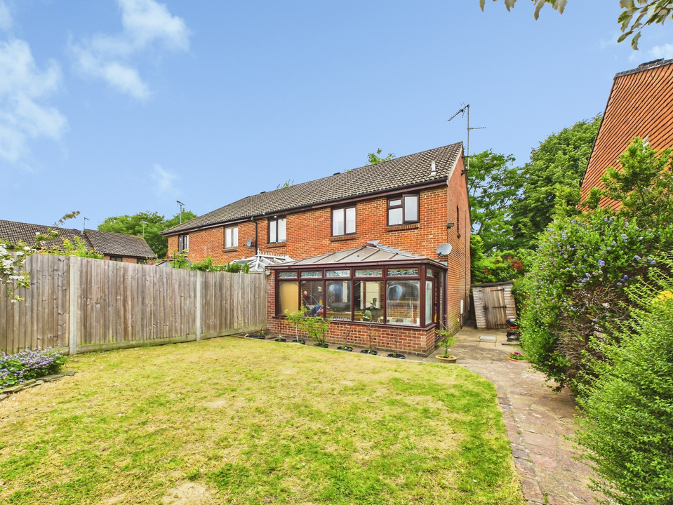 3 bed end of terrace house for sale in Shandys Close, Horsham  - Property Image 16