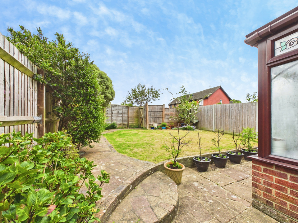 3 bed end of terrace house for sale in Shandys Close, Horsham  - Property Image 15