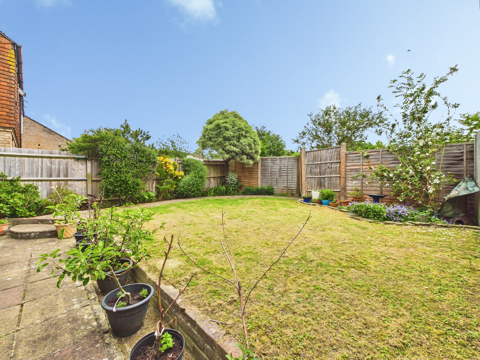 3 bed end of terrace house for sale in Shandys Close, Horsham  - Property Image 10