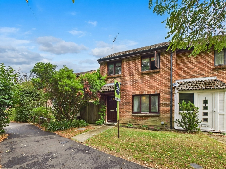 3 bed end of terrace house for sale in Shandys Close, Horsham