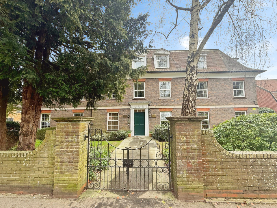 2 bed apartment for sale in Guildford Road, Horsham  - Property Image 1