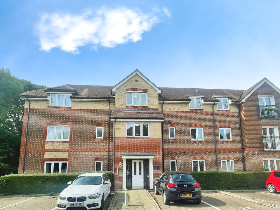 2 bed apartment for sale in Crawley Road, Horsham - Property Image 1