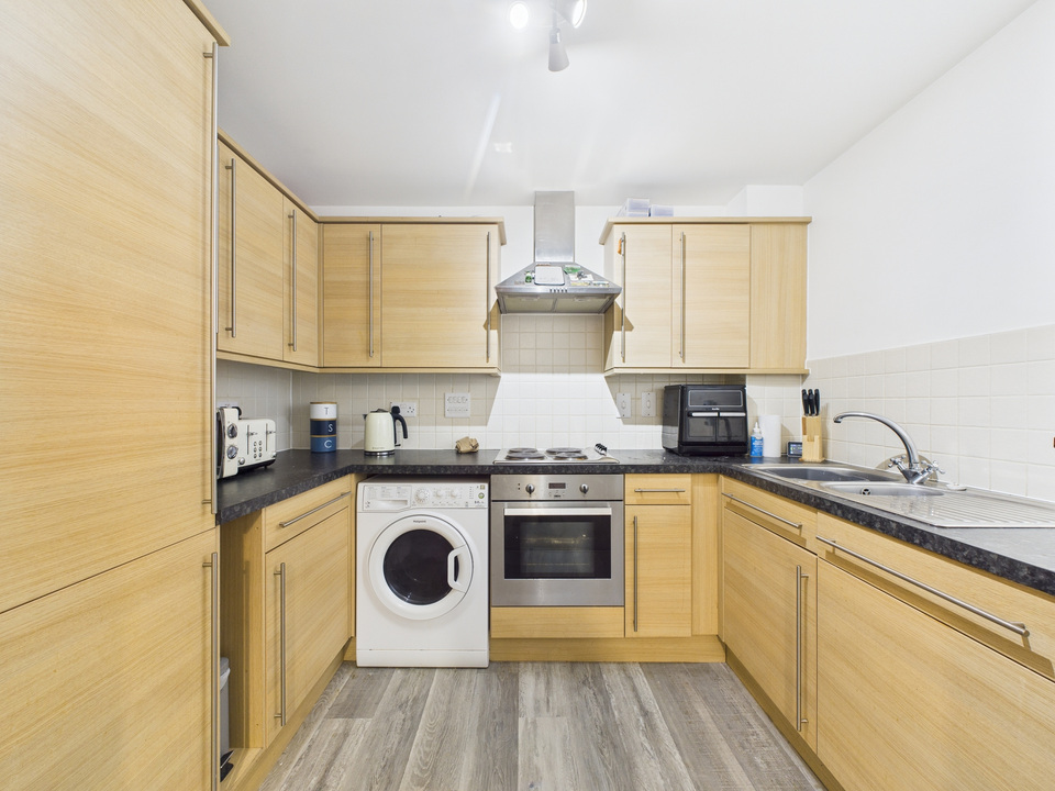 2 bed apartment for sale in Crawley Road, Horsham - Property Image 2