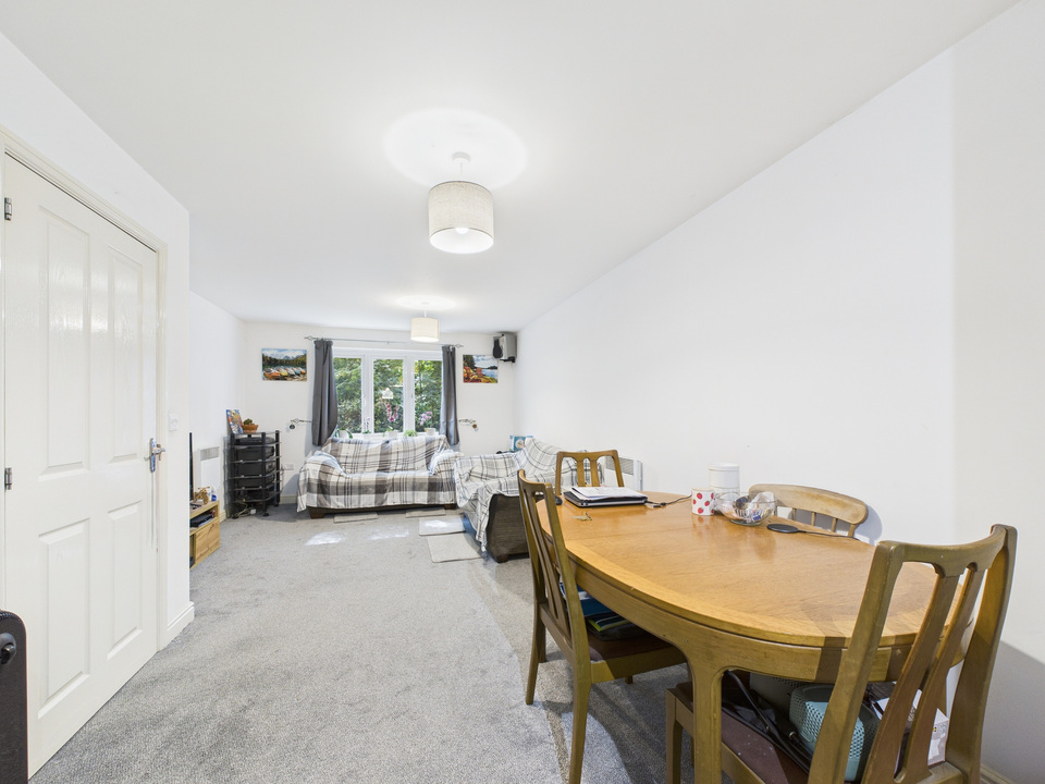 2 bed apartment for sale in Crawley Road, Horsham - Property Image 3