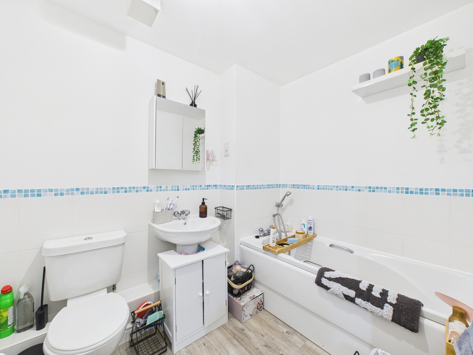 2 bed apartment for sale in Crawley Road, Horsham - Property Image 7