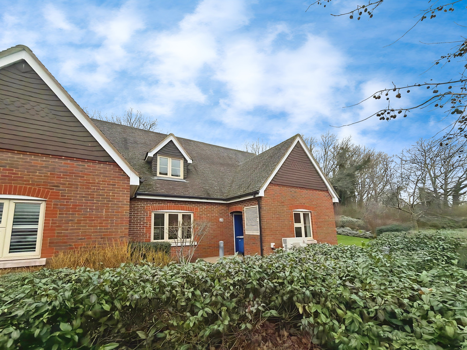 3 bed end of terrace house for sale in Durrants Drive, Faygate, Horsham, West Sussex