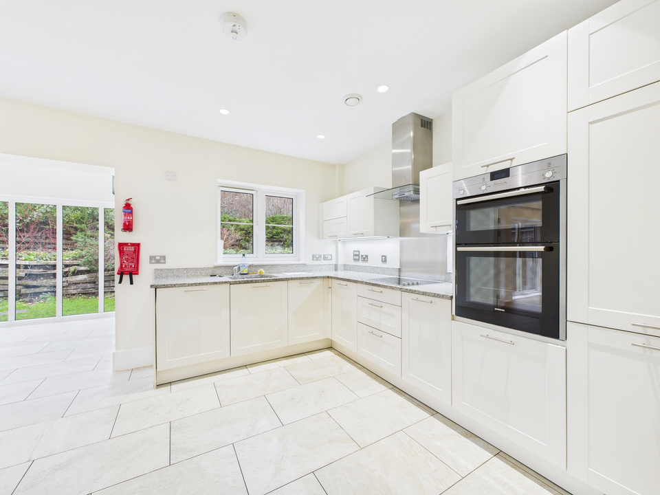 3 bed end of terrace house for sale in Durrants Drive, Faygate, Horsham, West Sussex - Property Image 3
