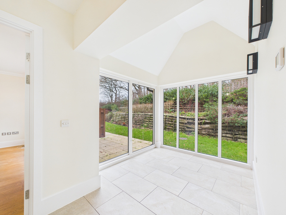 3 bed end of terrace house for sale in Durrants Drive, Faygate, Horsham, West Sussex - Property Image 4