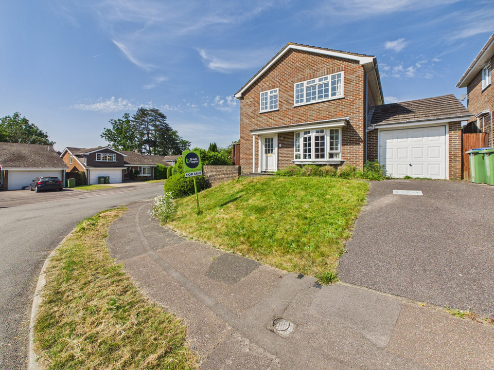 4 bed detached house for sale in Dickins Way, Horsham  - Property Image 16