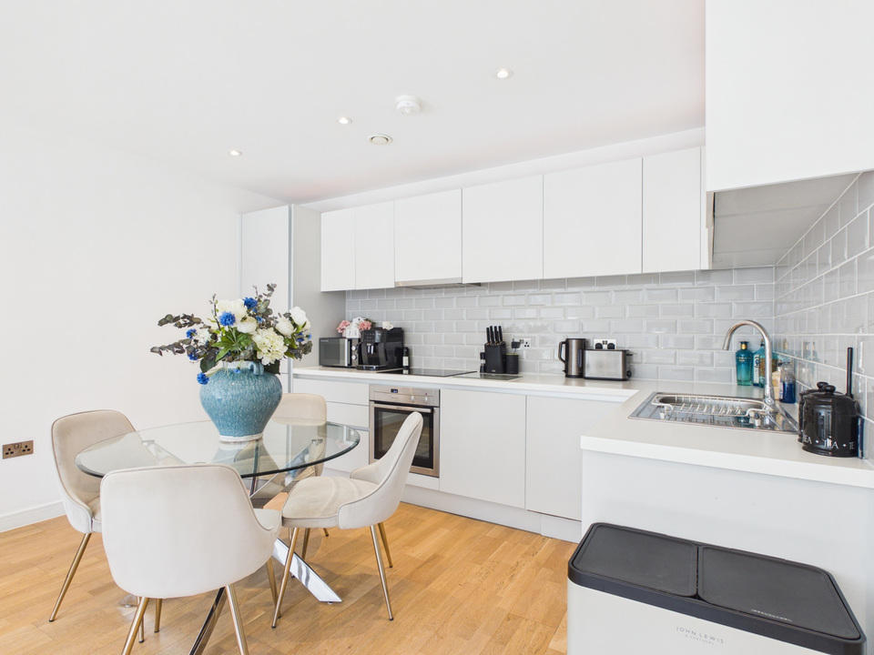 1 bed apartment for sale in , Linden House, Chart Way, Horsham, West Sussex  - Property Image 4