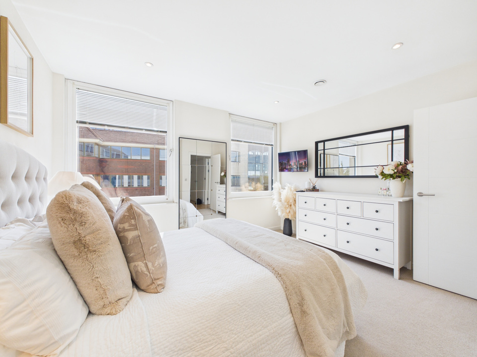 1 bed apartment for sale in , Linden House, Chart Way, Horsham, West Sussex  - Property Image 6