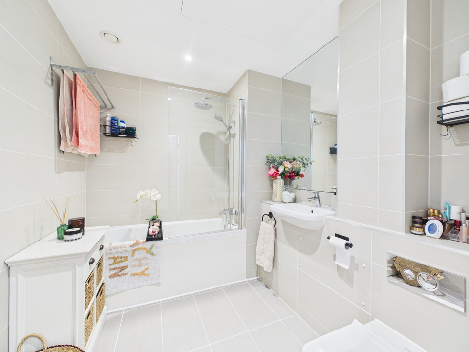1 bed apartment for sale in , Linden House, Chart Way, Horsham, West Sussex  - Property Image 10