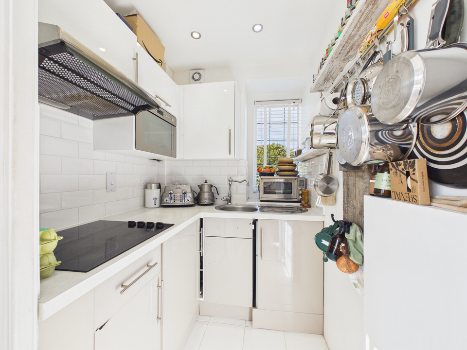 Studio flat for sale in Denne Park House, Horsham  - Property Image 5